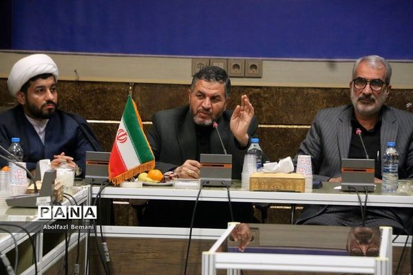 نشست صمیمانه وزیر آموزش و پرورش با خانواده‌های دانش‌آموزان آسیب دیده در قم