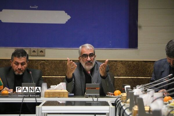 نشست صمیمانه وزیر آموزش و پرورش با خانواده‌های دانش‌آموزان آسیب دیده در قم