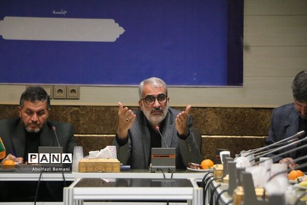 نشست صمیمانه وزیر آموزش و پرورش با خانواده‌های دانش‌آموزان آسیب دیده در قم