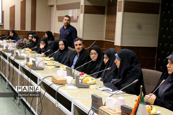 نشست صمیمانه وزیر آموزش و پرورش با خانواده‌های دانش‌آموزان آسیب دیده در قم