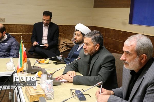 نشست صمیمانه وزیر آموزش و پرورش با خانواده‌های دانش‌آموزان آسیب دیده در قم