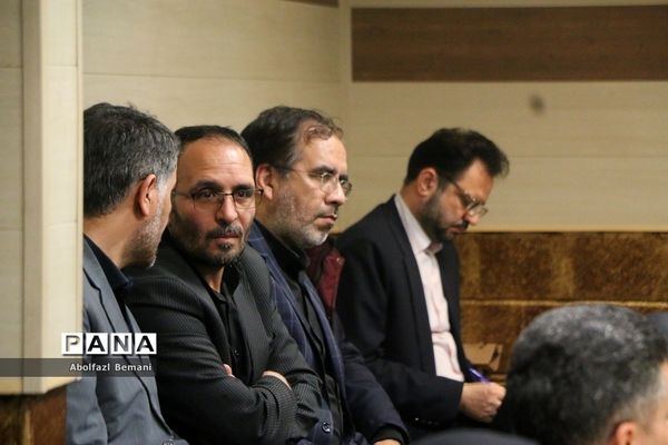 نشست صمیمانه وزیر آموزش و پرورش با خانواده‌های دانش‌آموزان آسیب دیده در قم