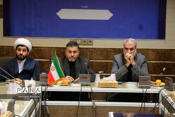 نشست صمیمانه وزیر آموزش و پرورش با خانواده‌های دانش‌آموزان آسیب دیده در قم