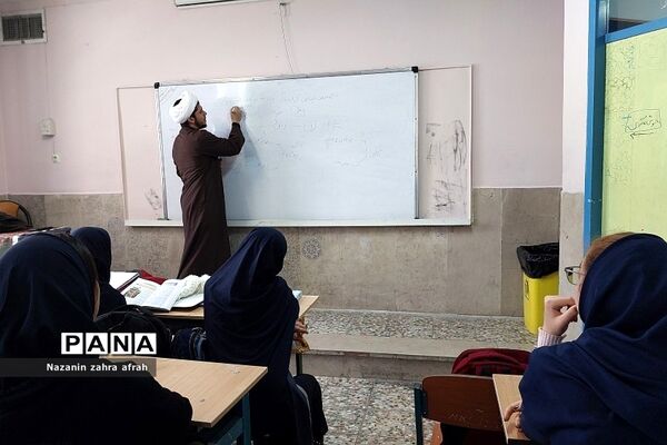 برگزاری کلاس‌های جهادتبیین در دبیرستان آزاده رودهن
