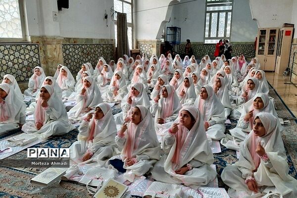 جشن تکلیف دانش‌آموزان مدرسه ام البنین ۱ در امامزاده عبدالله شهرری