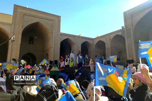 برگزاری جشن عزیزم حسین در ورامین با حضور دانش‌آموزان جوادآباد