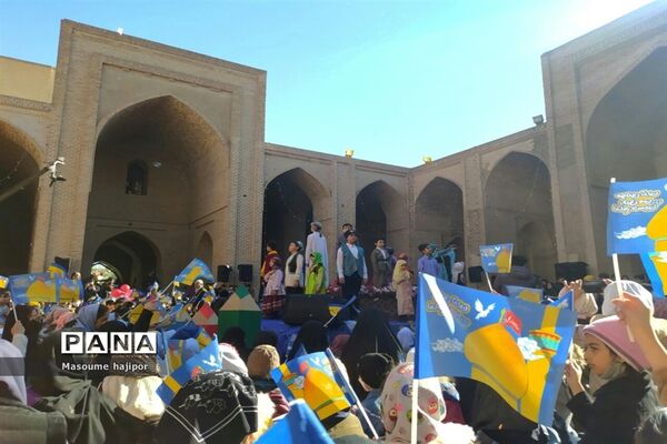 برگزاری جشن عزیزم حسین در ورامین با حضور دانش‌آموزان جوادآباد
