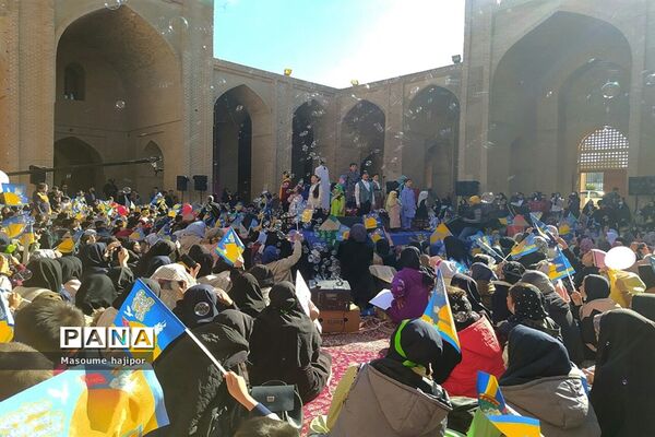 برگزاری جشن عزیزم حسین در ورامین با حضور دانش‌آموزان جوادآباد