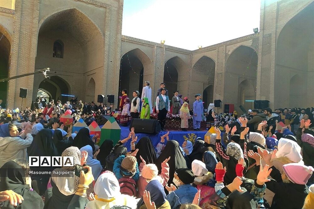 برگزاری جشن عزیزم حسین در ورامین با حضور دانش‌آموزان جوادآباد
