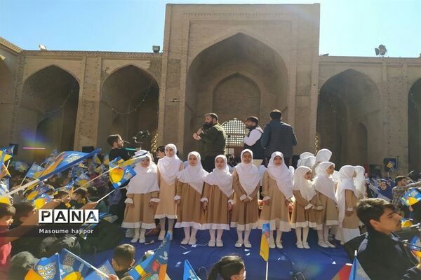 برگزاری جشن عزیزم حسین در ورامین با حضور دانش‌آموزان جوادآباد