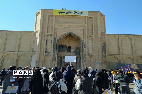 برگزاری جشن عزیزم حسین در ورامین با حضور دانش‌آموزان جوادآباد