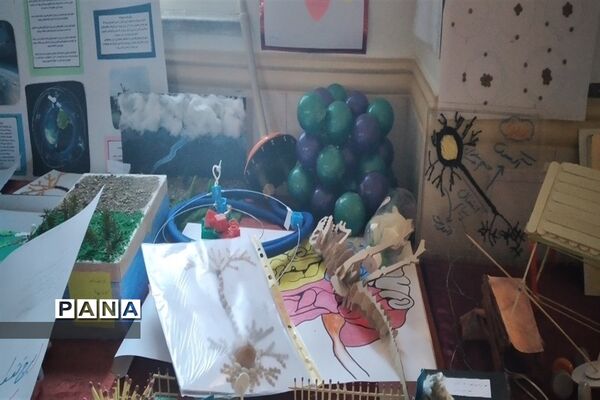 برگزاری نمایشگاه دست سازه های  دانش‌آموزان دبیرستان شهید زارع ناحیه 3 کرج