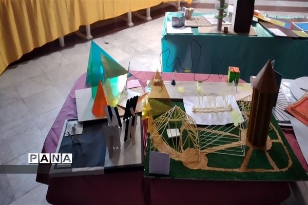برگزاری نمایشگاه دست سازه های  دانش‌آموزان دبیرستان شهید زارع ناحیه 3 کرج