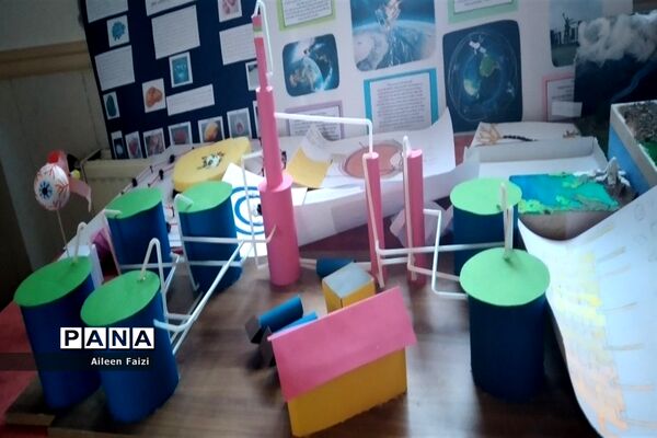 برگزاری نمایشگاه دست سازه های  دانش‌آموزان دبیرستان شهید زارع ناحیه 3 کرج