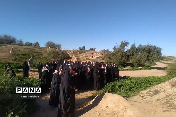 بازدید کاروان دختران دانش‌آموز از فتح‌المبین در اردوی راهیان نور