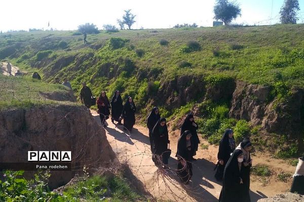 بازدید کاروان دختران دانش‌آموز از فتح‌المبین در اردوی راهیان نور