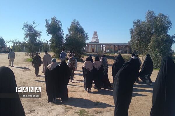 بازدید کاروان دختران دانش‌آموز از فتح‌المبین در اردوی راهیان نور