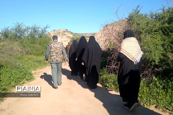 بازدید کاروان دختران دانش‌آموز از فتح‌المبین در اردوی راهیان نور