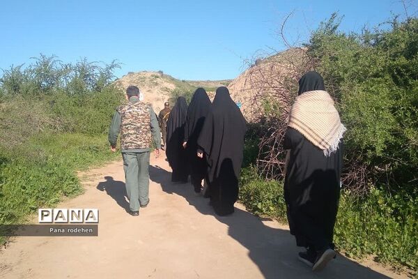 بازدید کاروان دختران دانش‌آموز از فتح‌المبین در اردوی راهیان نور