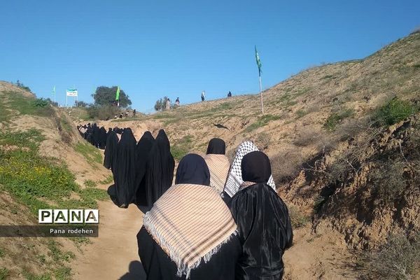 بازدید کاروان دختران دانش‌آموز از فتح‌المبین در اردوی راهیان نور