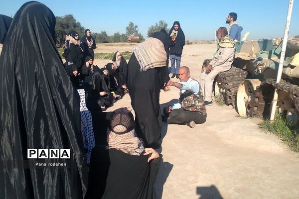 بازدید کاروان دختران دانش‌آموز از فتح‌المبین در اردوی راهیان نور