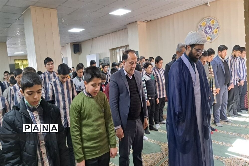 برگزاری نماز جماعت در دبیرستان علی بن ابیطالب ناحیه 3 کرج