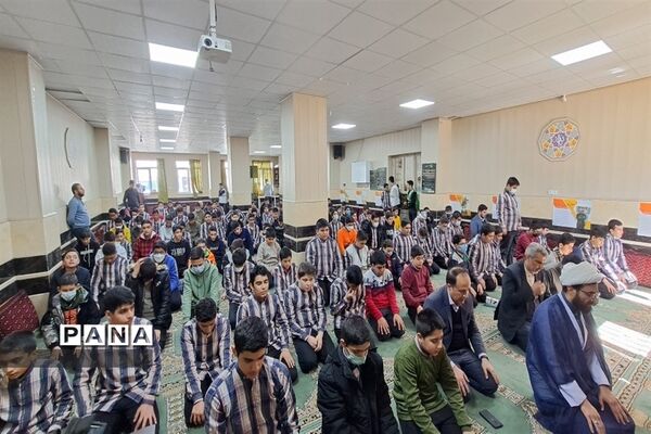 برگزاری نماز جماعت در دبیرستان علی بن ابیطالب ناحیه 3 کرج