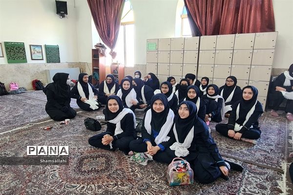 حضور دانش‌آموزان دختر متوسطه منطقه ۱۳ در مسابقات سرود دانش‌آموزی