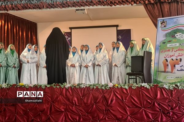 حضور دانش‌آموزان دختر متوسطه منطقه ۱۳ در مسابقات سرود دانش‌آموزی