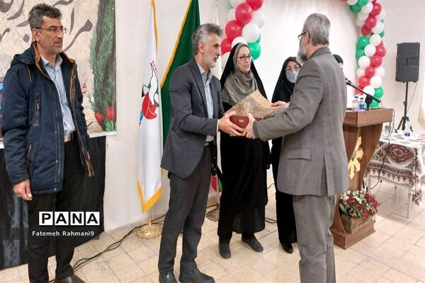 برگزاری یادواره  شهدا در دبیرستان فرزانگان ۸