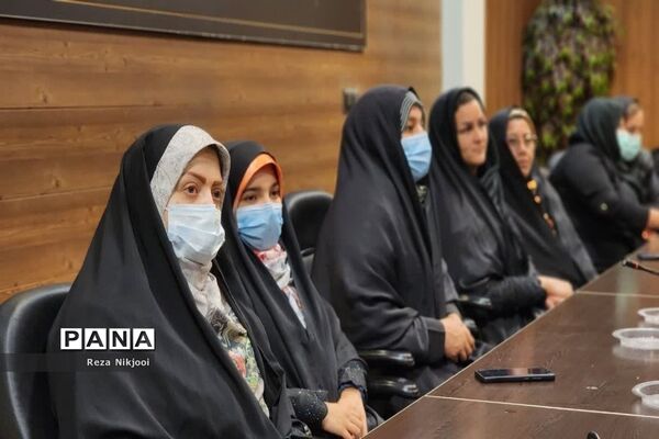 نشست هم‌اندیشی و آموزش خانواده روسای انجمن مدارس ناحیه یک بهارستان