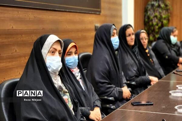 نشست هم‌اندیشی و آموزش خانواده روسای انجمن مدارس ناحیه یک بهارستان