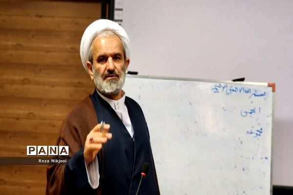نشست هم‌اندیشی و آموزش خانواده روسای انجمن مدارس ناحیه یک بهارستان