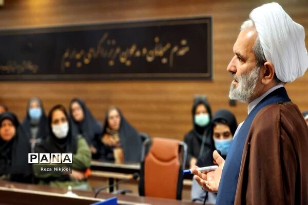 نشست هم‌اندیشی و آموزش خانواده روسای انجمن مدارس ناحیه یک بهارستان