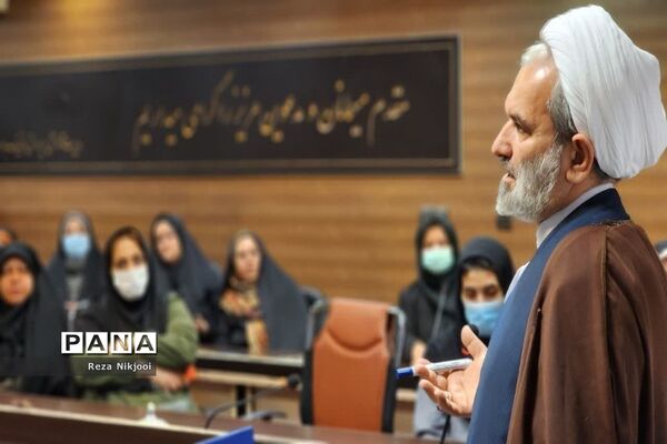 نشست هم‌اندیشی و آموزش خانواده روسای انجمن مدارس ناحیه یک بهارستان