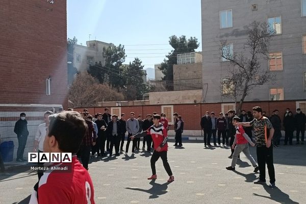 برگزاری مسابقات فوتبال در مدرسه پسرانه آل یاسین بین گروه‌های دانش‌آموزی و دبیران