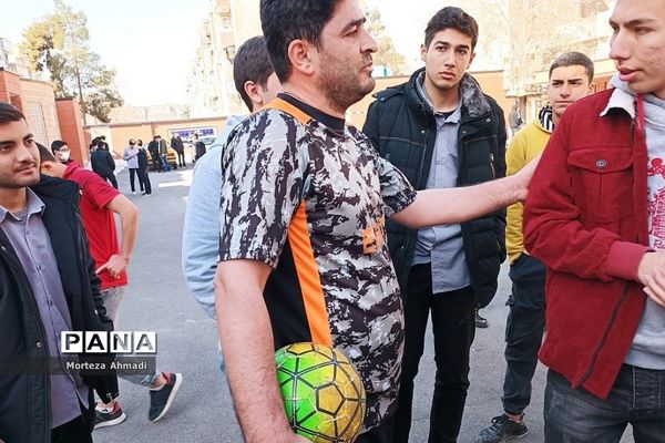 برگزاری مسابقات فوتبال در مدرسه پسرانه آل یاسین بین گروه‌های دانش‌آموزی و دبیران