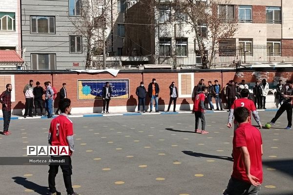 برگزاری مسابقات فوتبال در مدرسه پسرانه آل یاسین بین گروه‌های دانش‌آموزی و دبیران