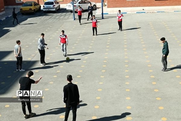 برگزاری مسابقات فوتبال در مدرسه پسرانه آل یاسین بین گروه‌های دانش‌آموزی و دبیران