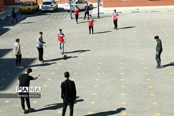 برگزاری مسابقات فوتبال در مدرسه پسرانه آل یاسین بین گروه‌های دانش‌آموزی و دبیران