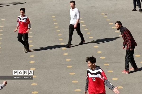 برگزاری مسابقات فوتبال در مدرسه پسرانه آل یاسین بین گروه‌های دانش‌آموزی و دبیران