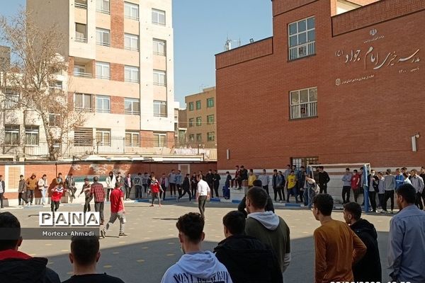 برگزاری مسابقات فوتبال در مدرسه پسرانه آل یاسین بین گروه‌های دانش‌آموزی و دبیران