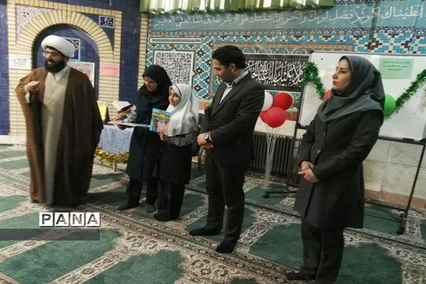 رونمایی از کتاب یادواره دانش‌آموزان شهید به قلم دانش‌آموزان دبستان حضرت آیت الله خامنه ای