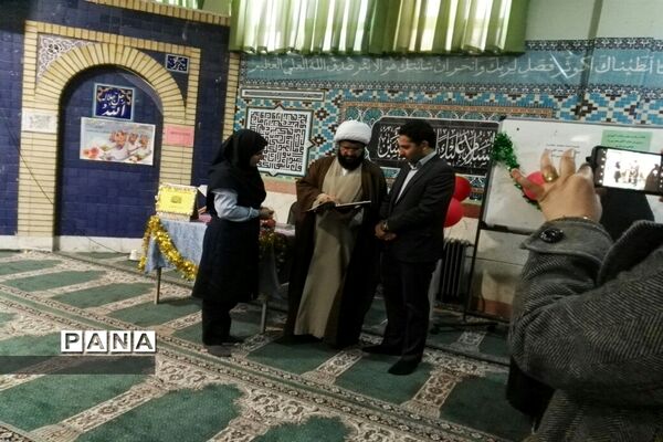 رونمایی از کتاب یادواره دانش‌آموزان شهید به قلم دانش‌آموزان دبستان حضرت آیت الله خامنه ای