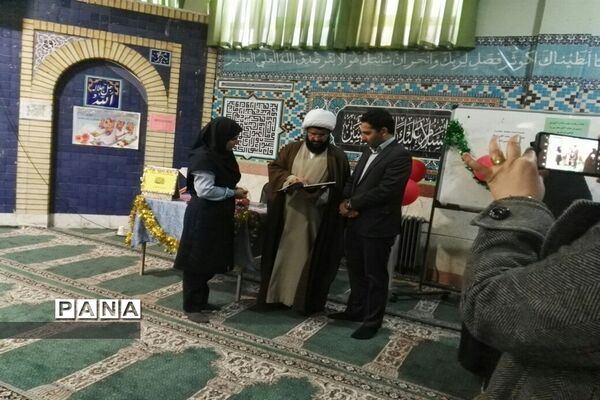 رونمایی از کتاب یادواره دانش‌آموزان شهید به قلم دانش‌آموزان دبستان حضرت آیت الله خامنه ای