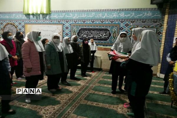 رونمایی از کتاب یادواره دانش‌آموزان شهید به قلم دانش‌آموزان دبستان حضرت آیت الله خامنه ای