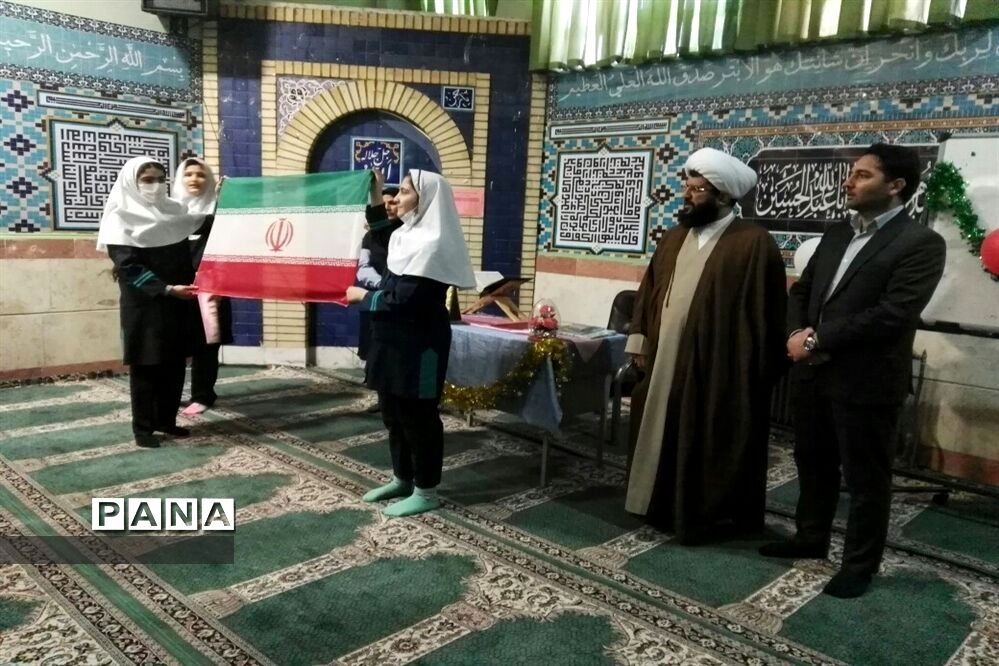 رونمایی از کتاب یادواره دانش‌آموزان شهید به قلم دانش‌آموزان دبستان حضرت آیت الله خامنه ای