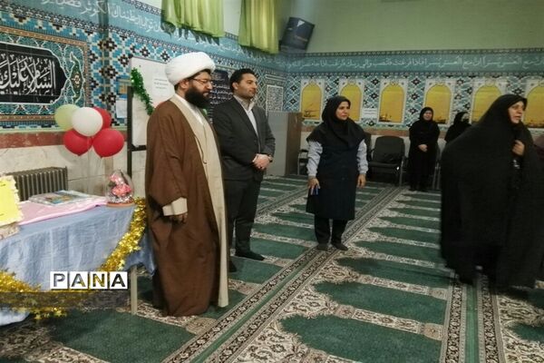 رونمایی از کتاب یادواره دانش‌آموزان شهید به قلم دانش‌آموزان دبستان حضرت آیت الله خامنه ای