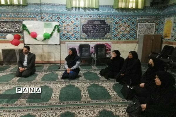 رونمایی از کتاب یادواره دانش‌آموزان شهید به قلم دانش‌آموزان دبستان حضرت آیت الله خامنه ای