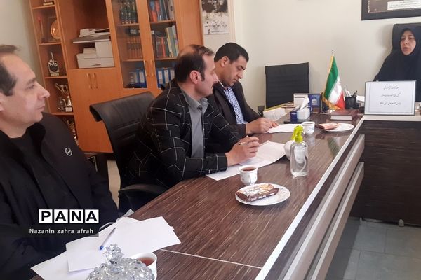 نشست کیفیت‌بخشی آموزشی و پرورشی مدارس متوسطه اول در رودهن 